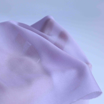 A lightweight Habutai lining made from Silk in Lavender Frost. This ultralight silk lining comes with an incredibly smooth and cool hand feel.